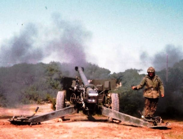 Obús 105/26 disparando, fuego real